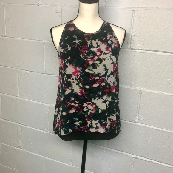 Beautiful Sleeveless Blouse - Picture 2 of 9